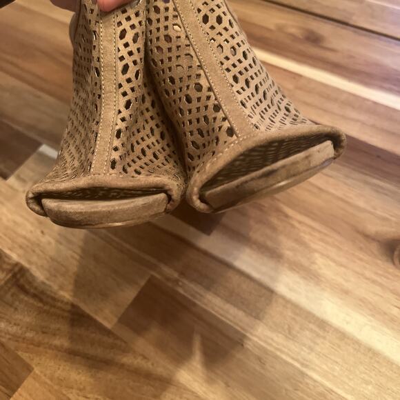 Madden Girl Rango Perforated‎ Slingback Sandals Sand, 8US - Picture 8 of 10